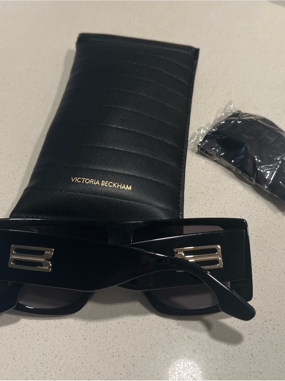 Victoria Beckham Black Sunglasses NEW WITH MAGNET CASE - Picture 7 of 10